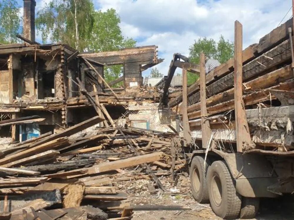 Архангельск расселение аварийного. Полуразвалившиеся деревянные домики. Полуразвалившийся деревянный дом\. Деревянные пятиэтажки. Снос домов в городе.