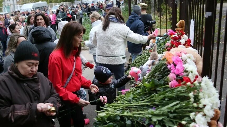 Сколько погибших в школе. Ижевск стрельба в школе 2022. Погибшие в Ижевске в школе 88 2022. Ижевск погибшие дети в школе.