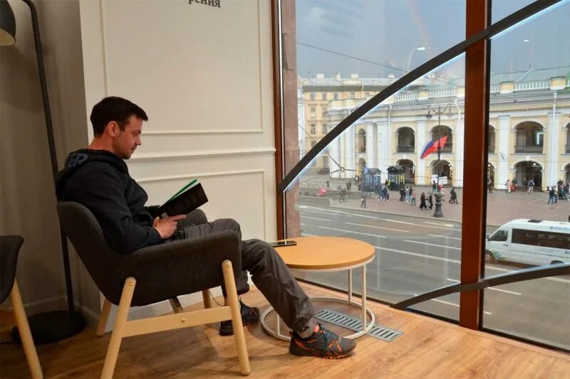 Спб реалии. Васильевский остров дворы подворотни. Спб реалии. Питерский дворик санкт-петербург васильевский остров. Старый жилищный фонд спб.