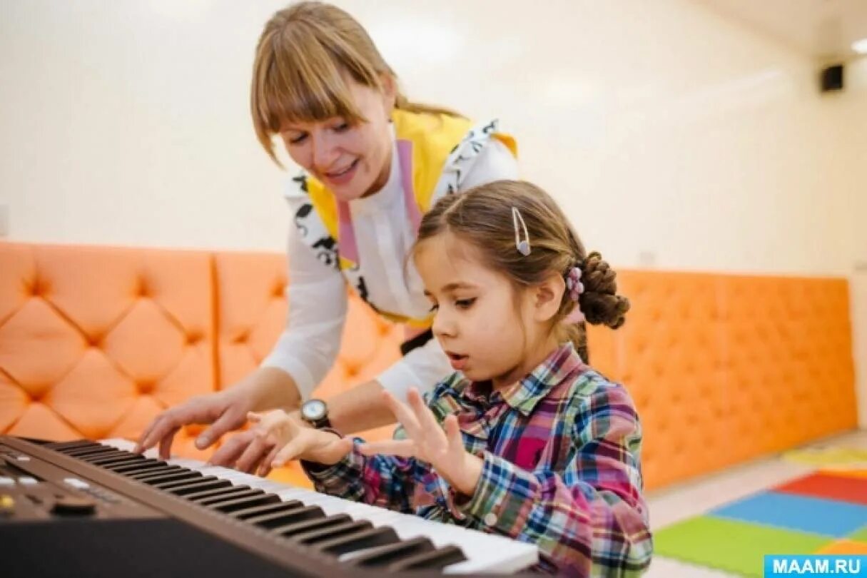Вокальная деятельность. Дети на музыкальном занятии. Музыкальное воспитание. Музыкальные занятия для малышей. Занятие в музыкальной школе.