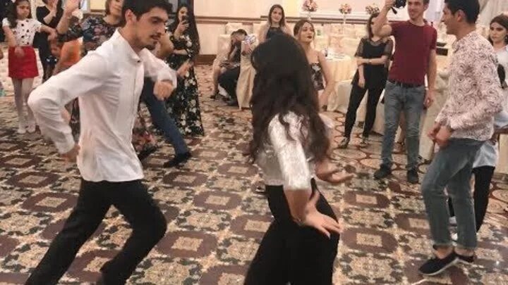 Чеченка танцует лезгинку. Алишка лезгинка. Лезгинка мадина мадина. Али османов лезгинка. Кавказские девушки танцуют лезгинку.