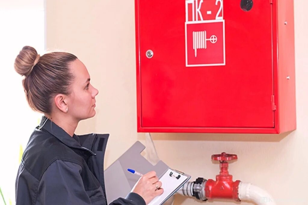 Пожарный минимум. Охрана труда пожарных. Специалист по противопожарной профилактике. Работа специалист по пожарной. Работа специалист по пожарной.