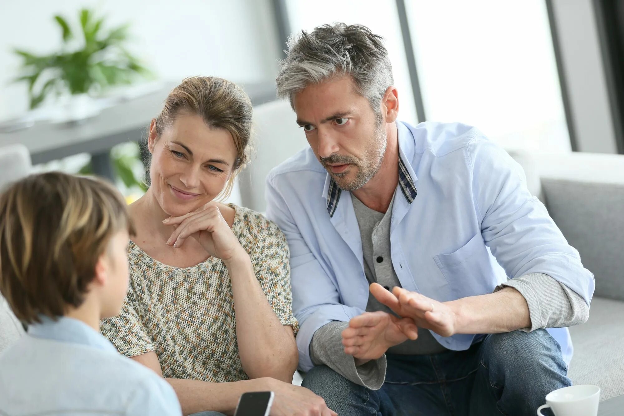 Parents chatting. Осознанные родители. Родители фото. Добрые родители. Семья обсуждает.