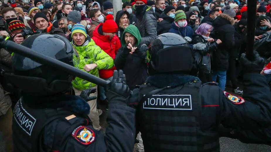 Протесты в Москве. Беспорядки в Москве 2021. Протестующий с файером.