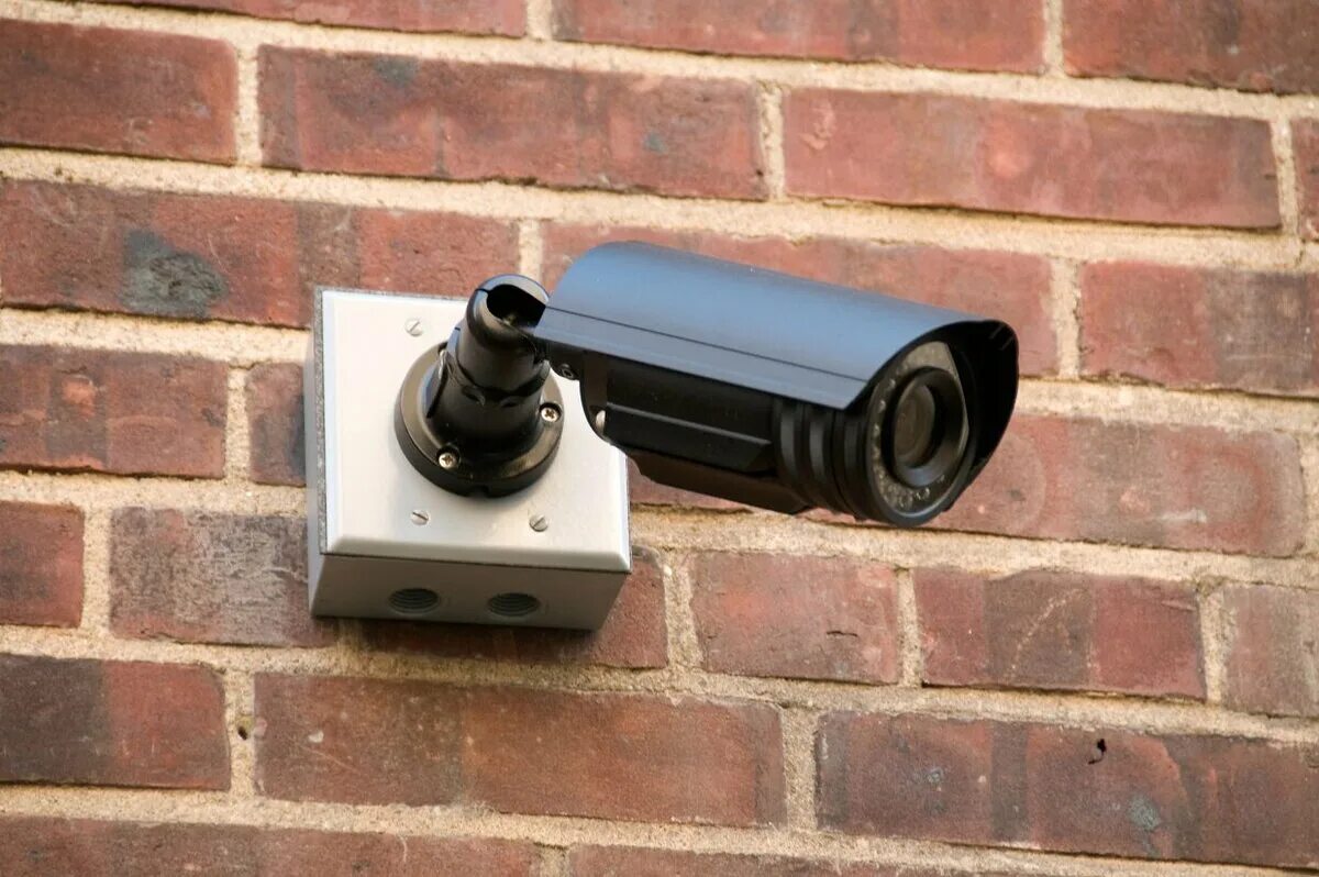 Камера на открытом воздухе. Камера видеонаблюдения. Видеокамера уличная. Наружная камера видеонаблюдения. Видеокамера наружного наблюдения.