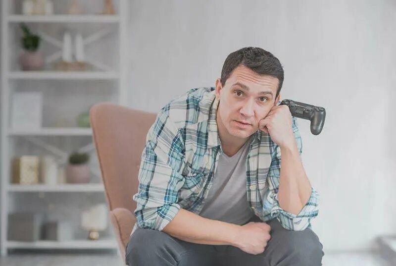 Мужик сидит на диване. Фото скучные мужчины. Скучные мужчины форум. Скучный парень. Bored guy redviewer 55.