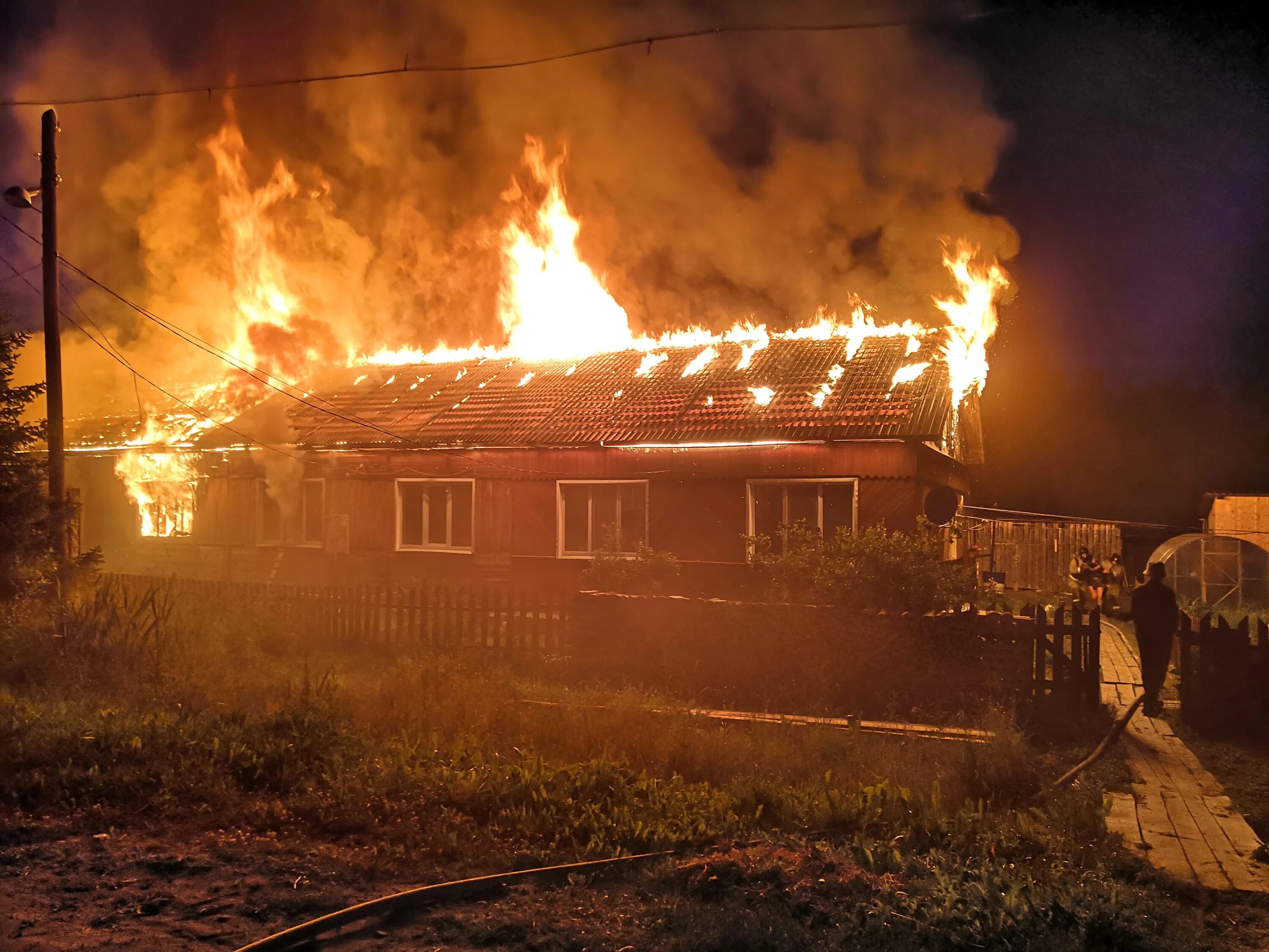 Что случилось в доме сегодня. Посёлок Опарино Кировской области. Пожар в Опарино Кировской области. Пожар в Опарино Кировской области сегодня. Горящий дом.