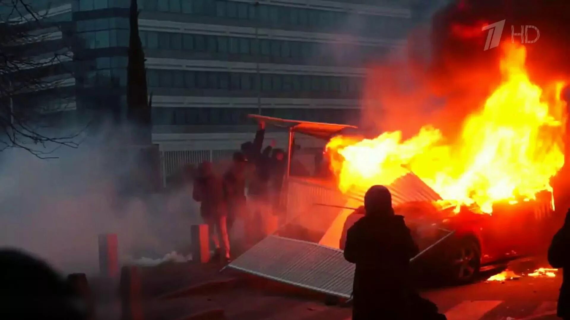 Митинг в уфе. Общественные беспорядки. Беспорядки в уфе сегодня. Беспорядки во франции 2005 года. В центре москвы коктейль молотова.