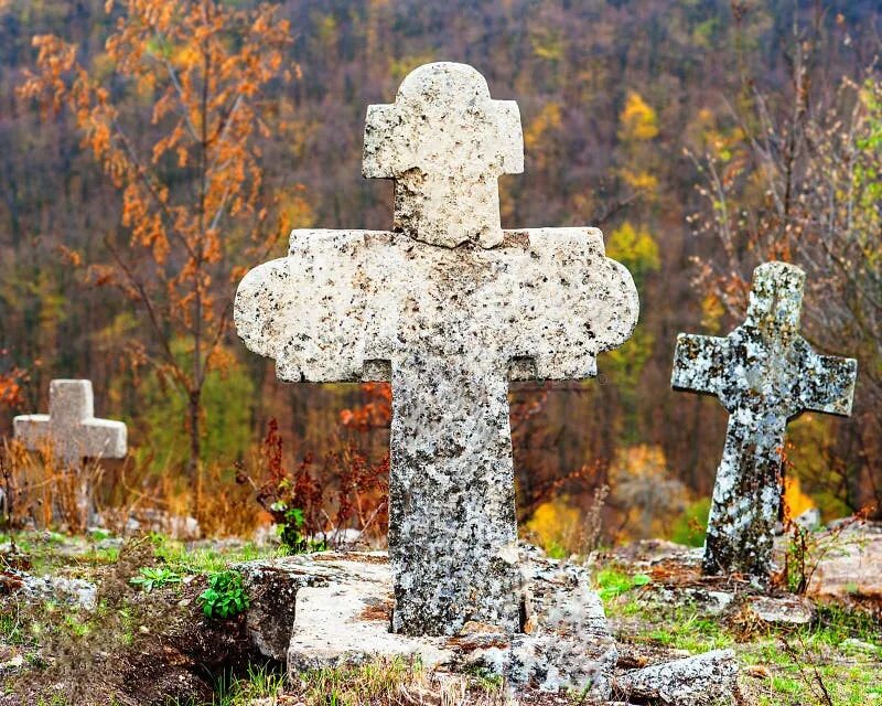Крест каменный на кладбище. Старинные надгробные кресты. Крест с камнями. Каменные кресты на кладбищах украины. Стоун кросс каменный крест.