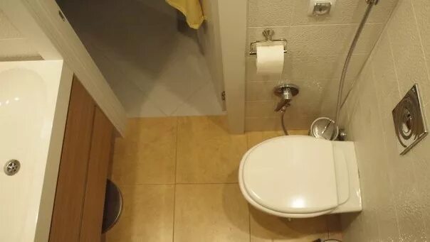 Туалетная комната с открытым туалетом. Туалет с инсталляцией и ванной в хрущевке. Туалет справа. Цветные туалеты. Размещение унитаза и биде в ванной комнате.