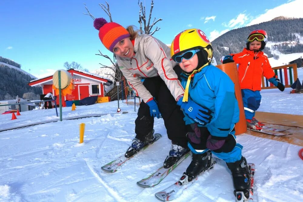 Боьровый Лог дети катабтся н алфжах. Австрийские дети катаются на лыжах. Дети на Горке катаются на лыжах. Семья лыжников