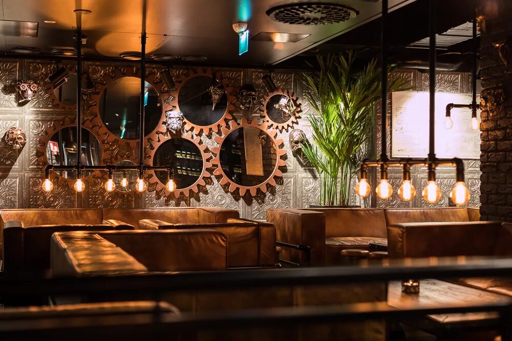 интерьер караоке клуба. кафе клубы бары. караоке бар. барная стойка в караоке баре. кафе клубы бары.