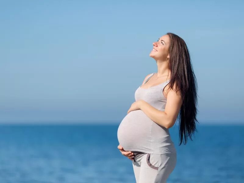 Включи где она беременна. Прогулка беременной. Беременные на прогулке. Простые беременные женщины.