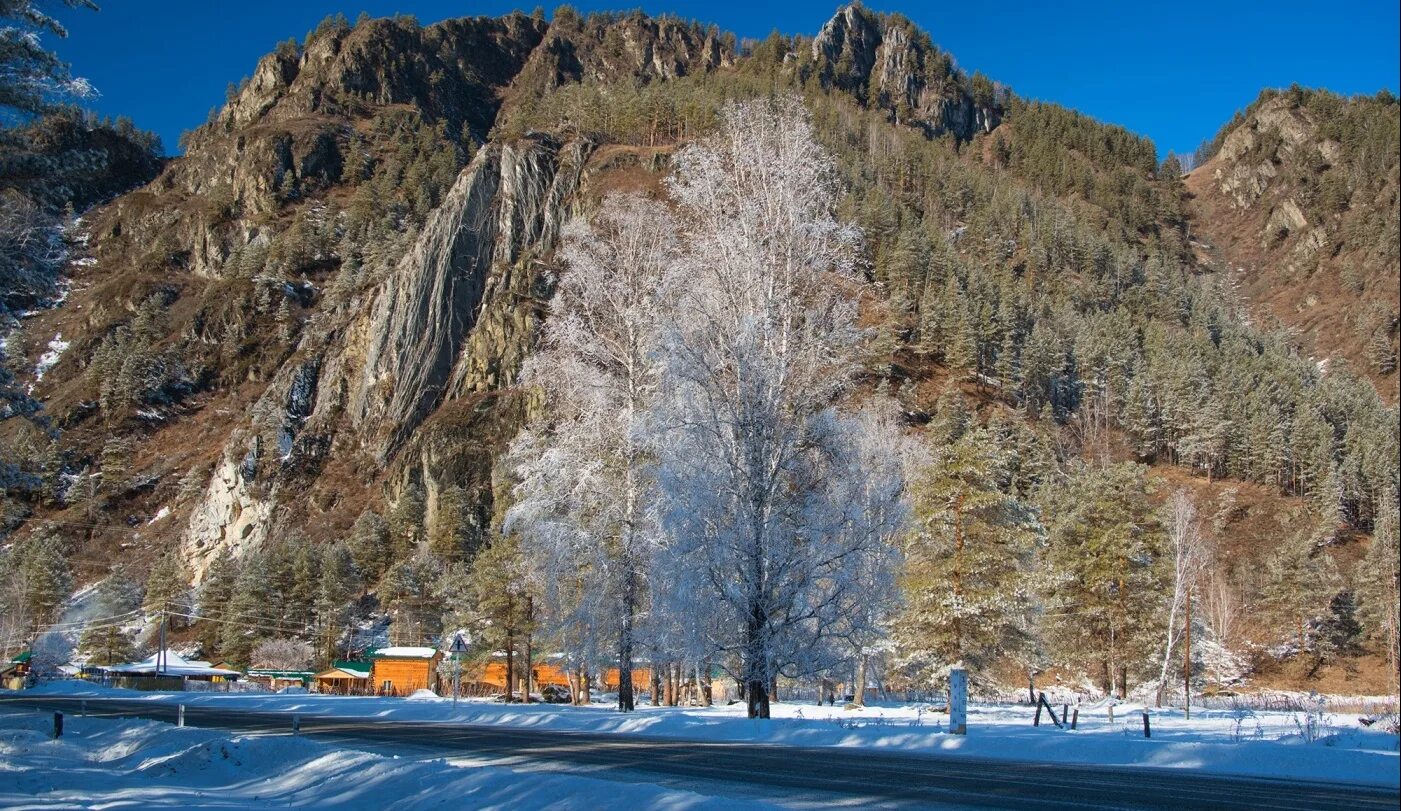 Усадьба лазурный берег чемал. Горно алтайск чемал. Горно-алтайск чемал фото по трассе. Чемал горный алтай рублевка. Горное село чемал.