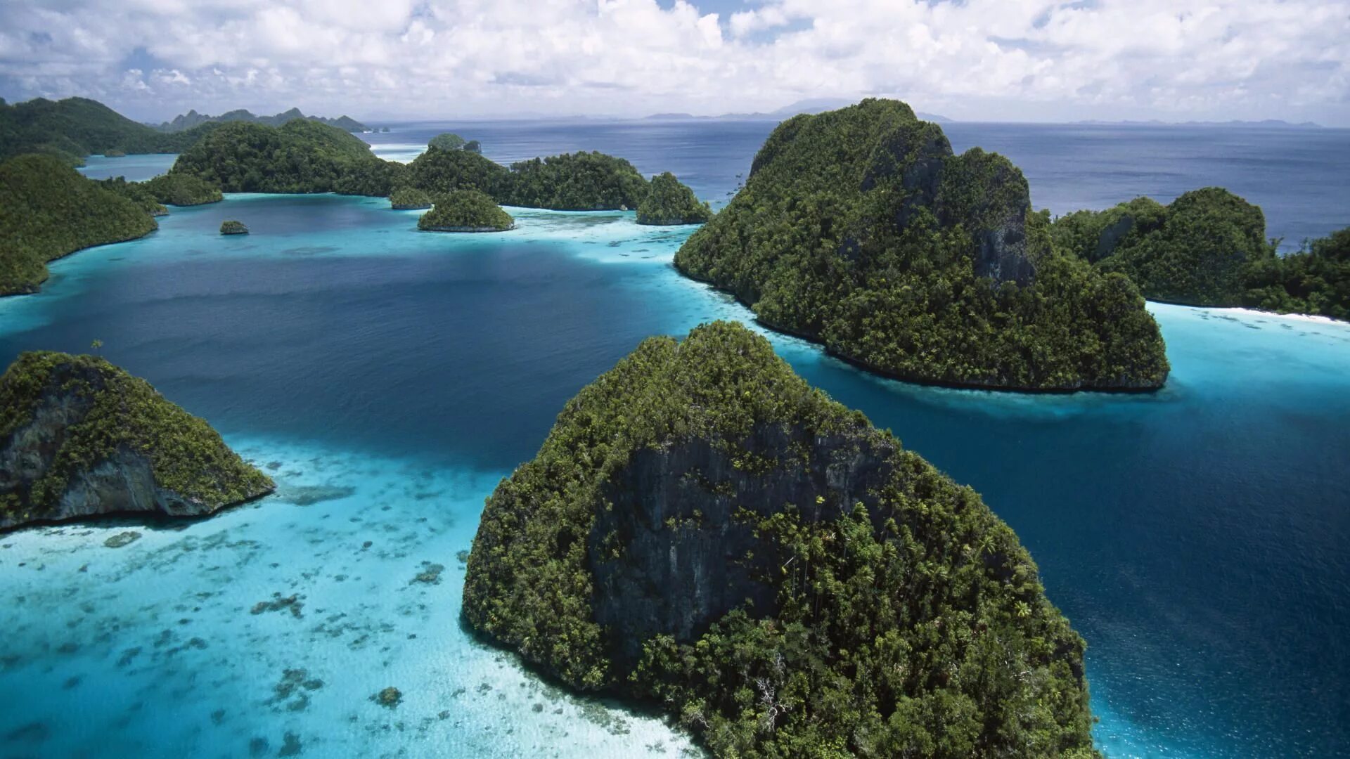 Фото красивого острова. Острова Раджа-Ампат. Раджа Ампат Индонезия. Коралловые рифы острова Раджа-Ампат. Острова Гавайи Галапагос.