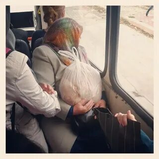 19. Poşetlerine bebekleri gibi davranan,birinin ayağı bile değse kıyameti k...