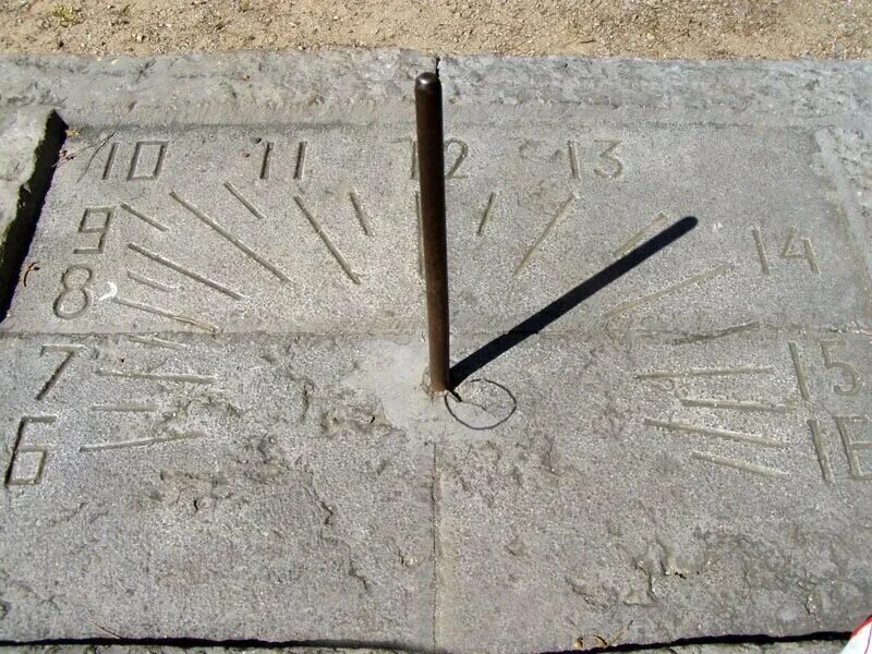 Гномоны в древнем Египте. Древние солнечные часы гномон. Солнечные часы древнего Египта. Египетские солнечные часы гномон.