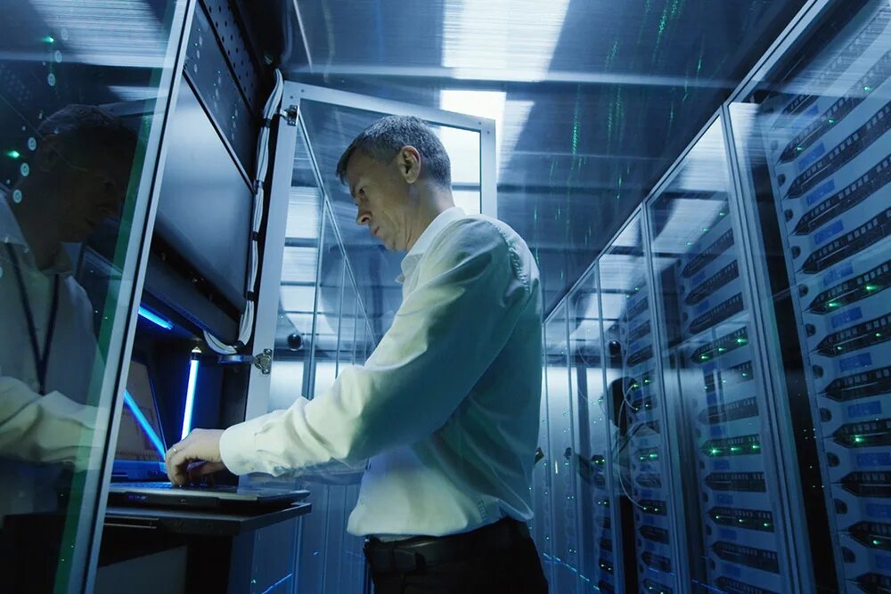 Security service provider. Человек в цод. сетевая безопасность. информационная безопасность в офисе. data security.