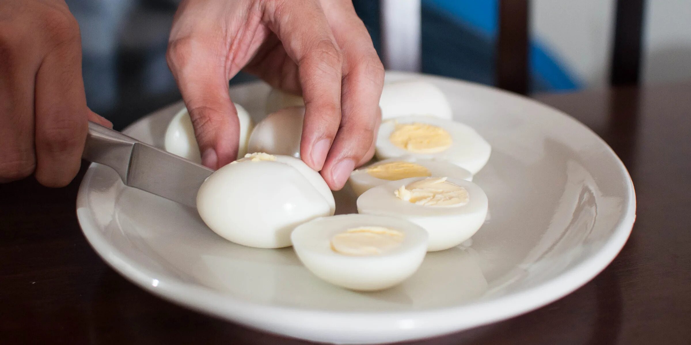 Можно ли вареное яйцо кормящей. Посуда для подачи вареного яйца. Яйца вкрутую грамм. Яйцо работа. Вареное яйцо в руке.