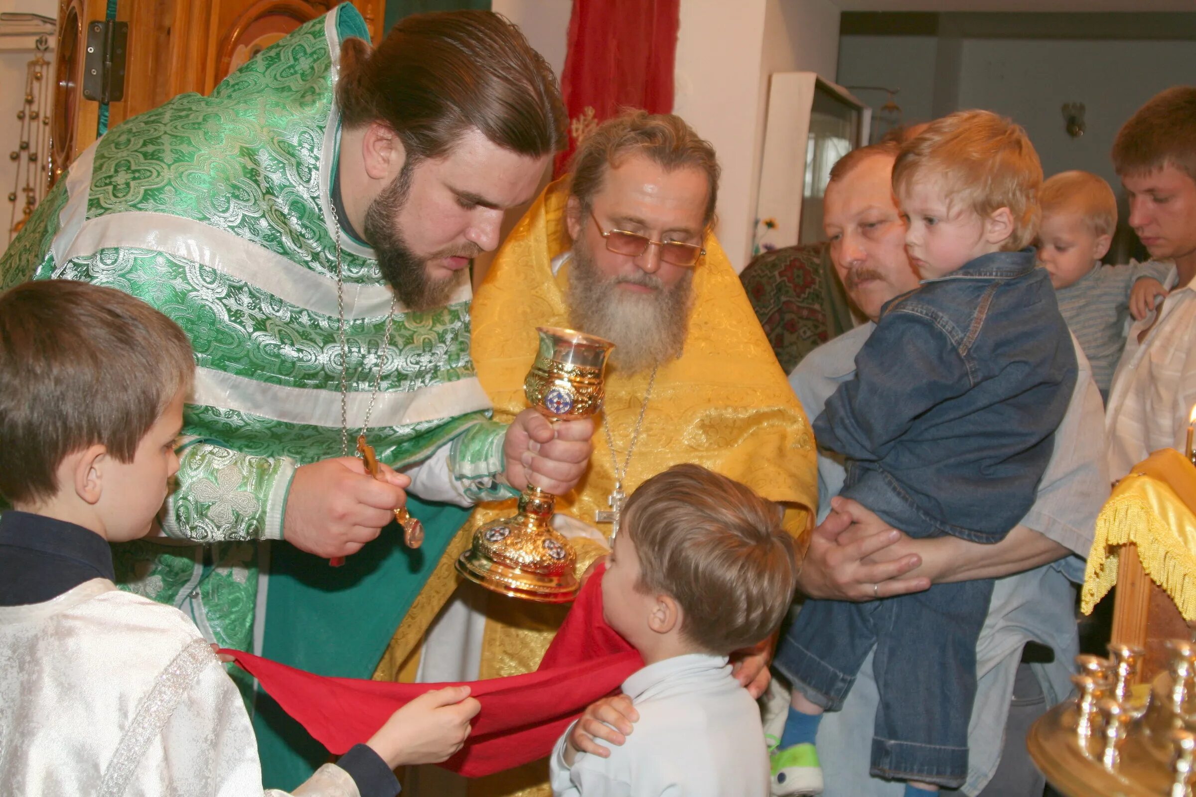 Причащение в церкви. Священник причащает. Храм детей причащают. Причастие Православие. Кухня дети церковь