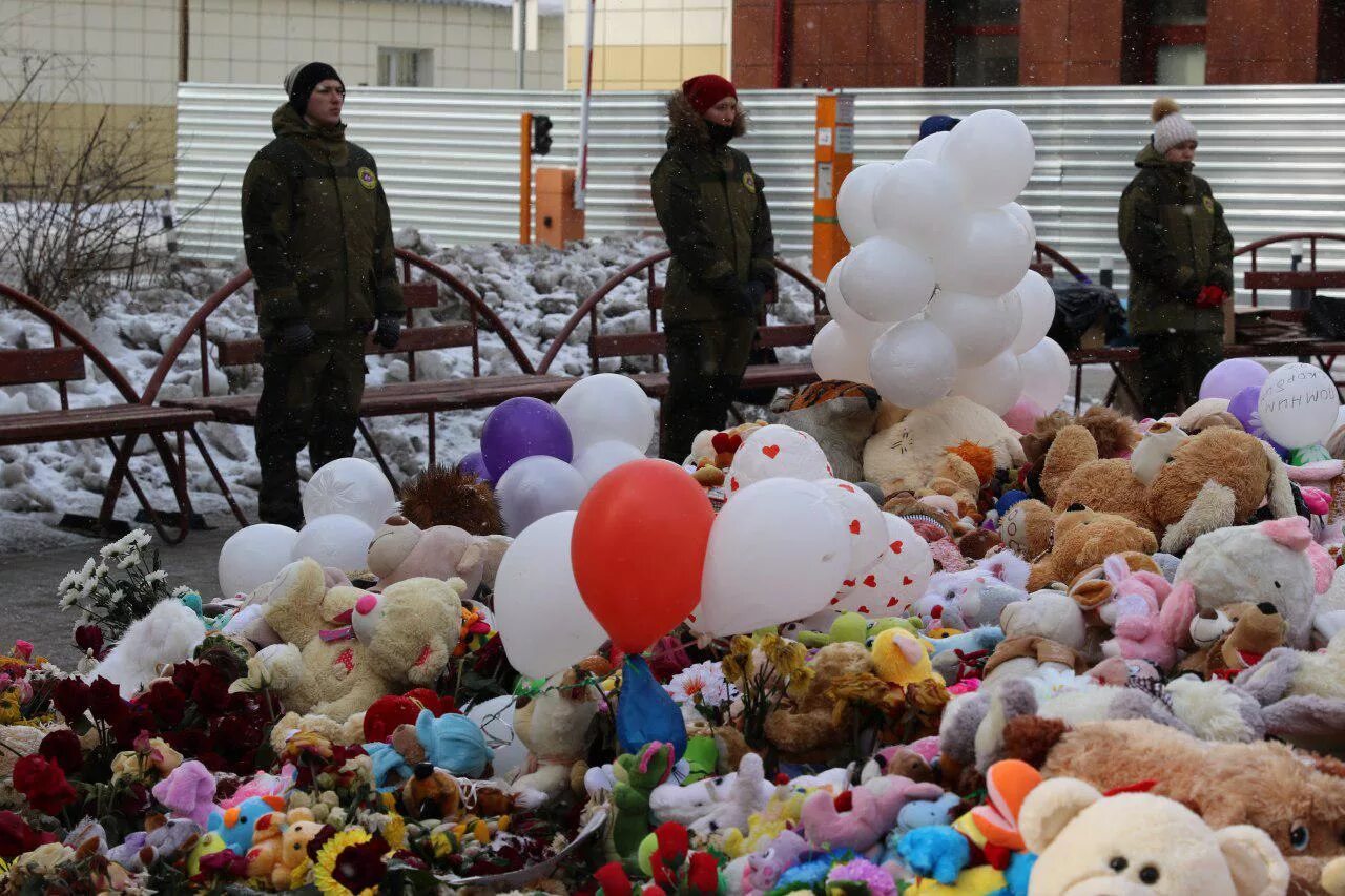 Пожар в Кемерово в ТЦ зимняя вишня. ТЦ зимняя вишня мемориал. Пожар в Кемерово в ТЦ зимняя вишня памятник. Зимняя вишня Кемерово стихийный мемориал. Куда девают игрушки с мемориала