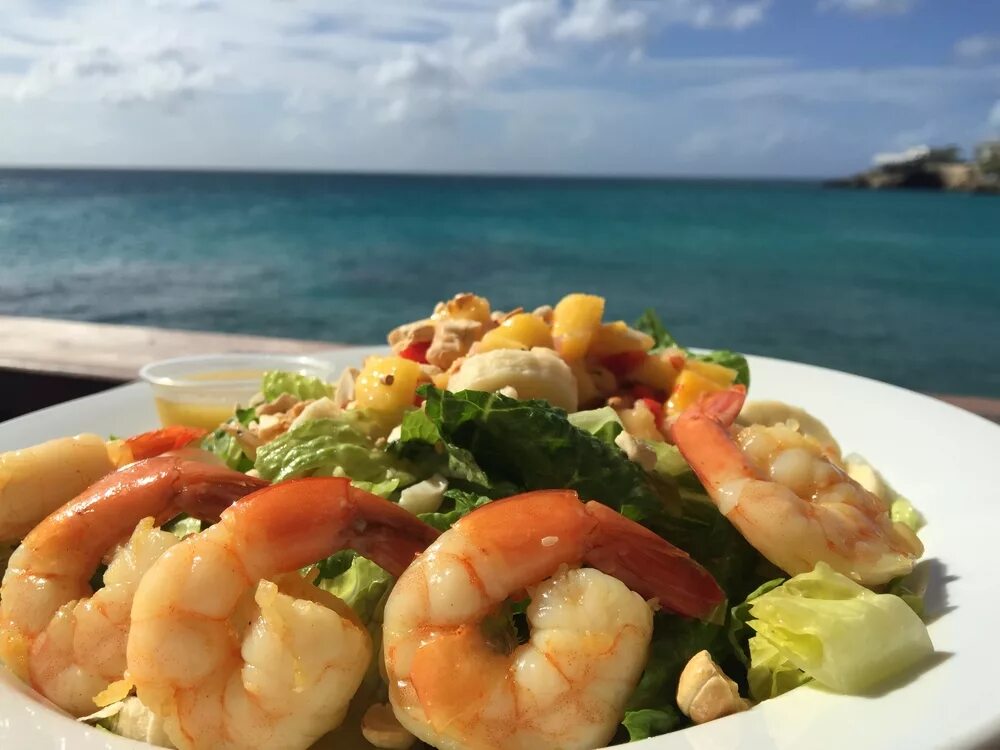 Рецепты еды в sea. Креветки в море. Карибская кухня. Креветки на пляже. Креветка в море фон.