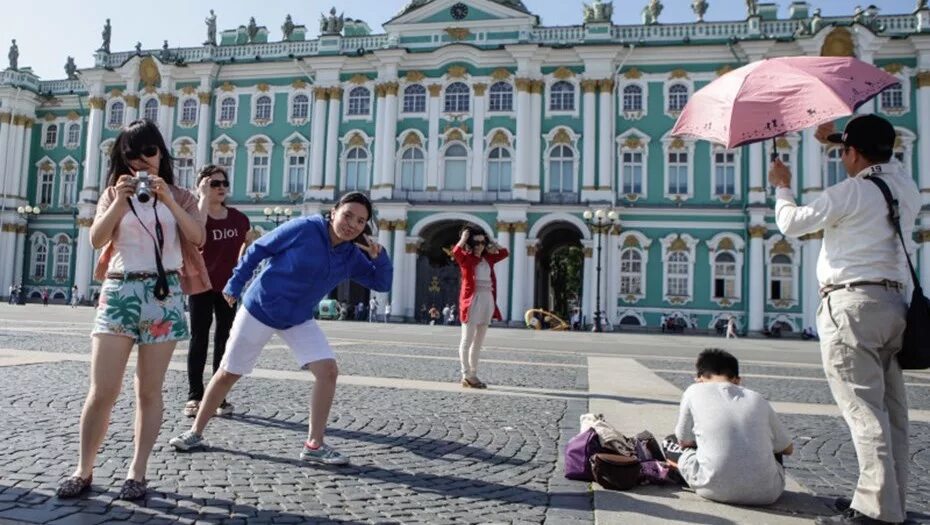 Туристы в Петербурге. Питер фото туристов. Туристы в Питере летом. Лето в Петербурге туристы.