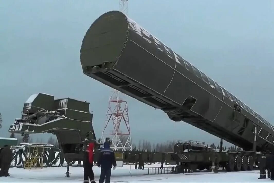 Межконтинентальная баллистическая ракета сармат. Испытание ракеты сармат 2022. Мбр «сармат» рс-28. Ракета рс 28 сармат. Баллистическая ракета рс-28 сармат.
