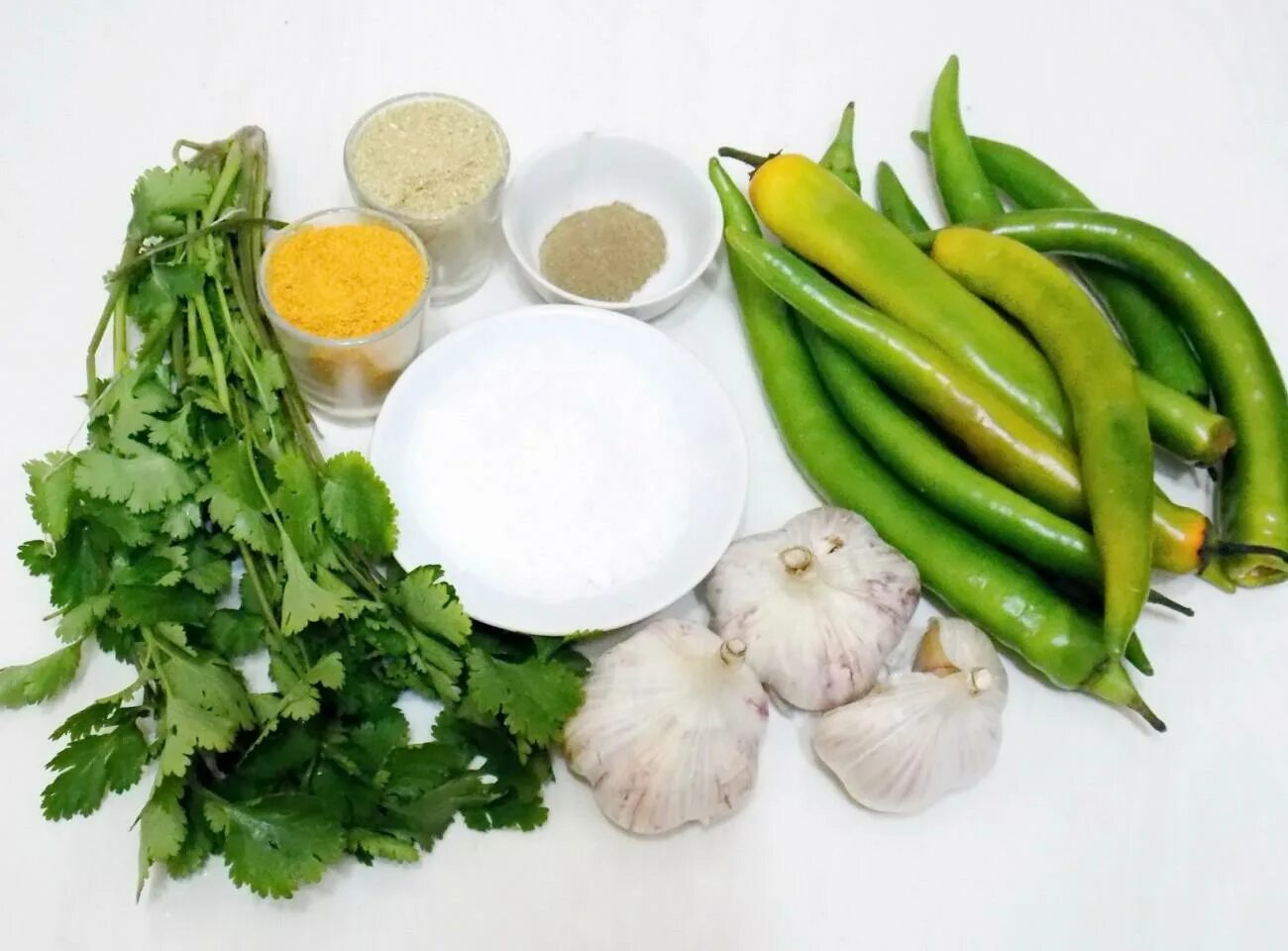 Кинза и чеснок. Ингредиенты для зеленого порmoz с зеленью. Чеснок и кориандр. Зеленый перец и чеснок.