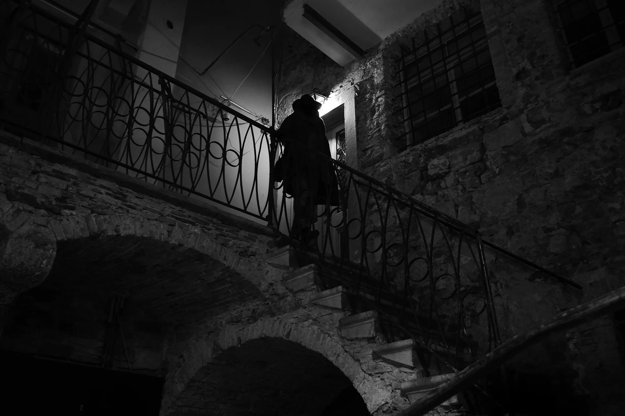Мрачный Нуар. Лестница во тьму. Город в стиле Нуар. Лестница в темноту. Лестница в темноте