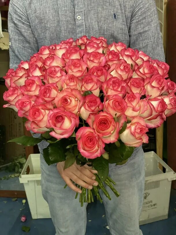 Цветы курьером в можайске. Курьер цветы новосибирск. Курьер с цветами. Курьер цветы новосибирск. Курьер с цветами.