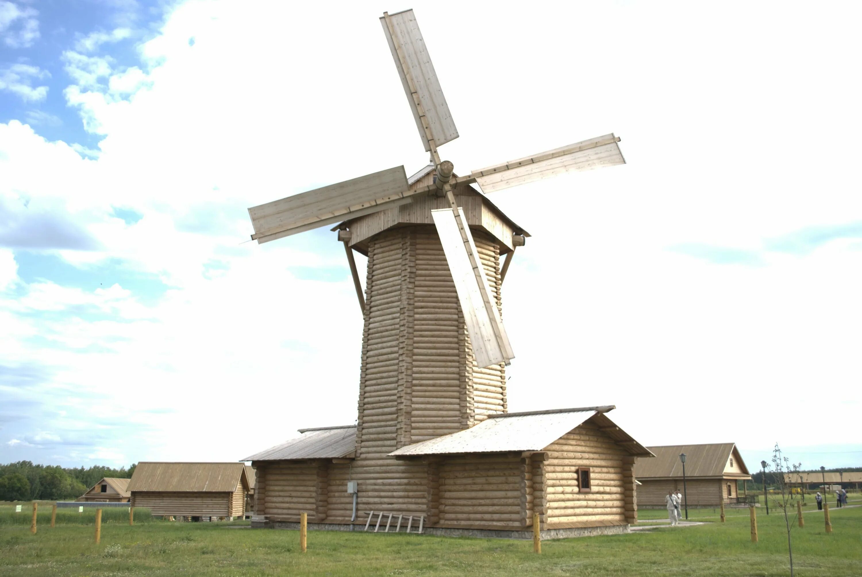 Высота мельницы. Ветряная мельница Суздальский музей деревянного зодчества. Ветряная мельница в Козьмодемьянске. Ветряная мельница жернова. Мельница мукомольная ветряная.