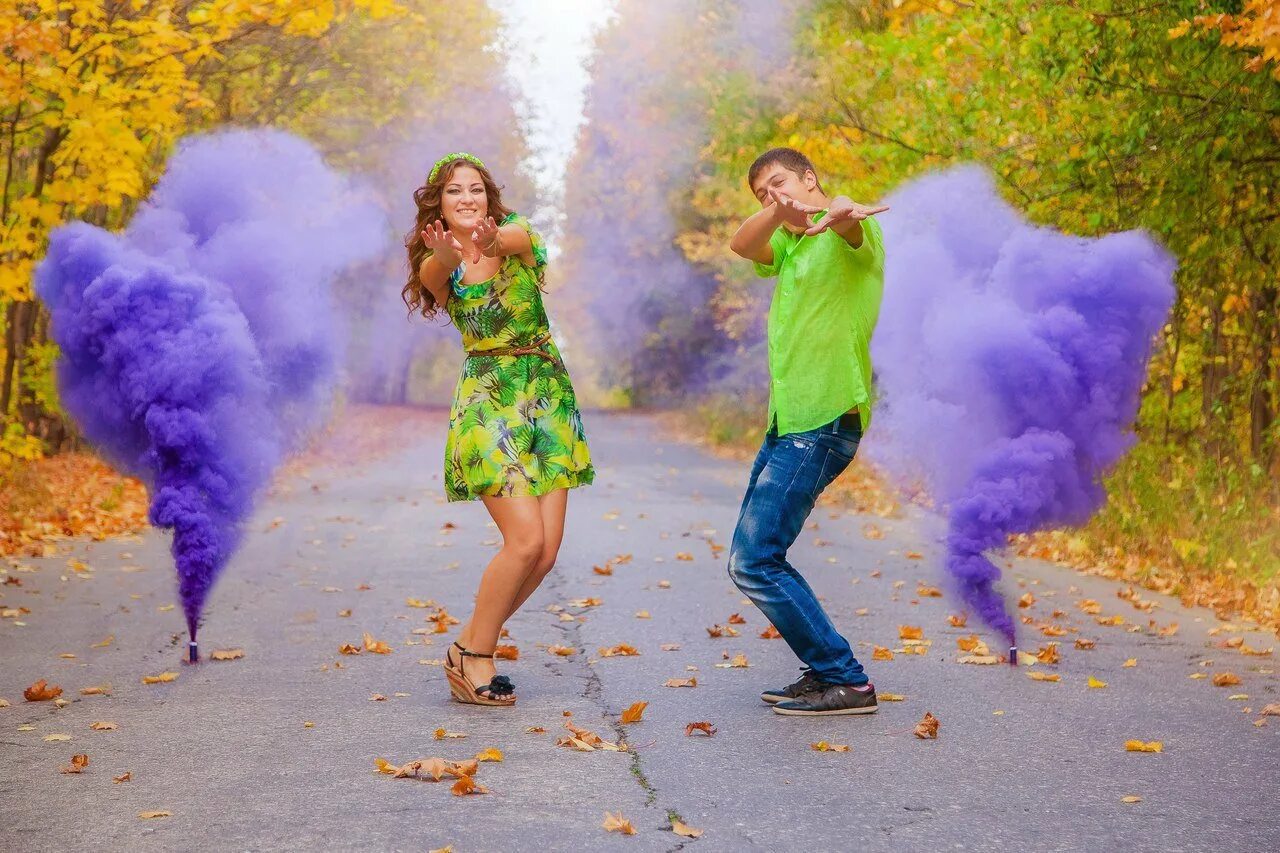 Фиолетовая дымовая шашка. Фаер как использовать. Фотосессия с дымовыми шашками. Цветной дым. Как зажечь фаер.