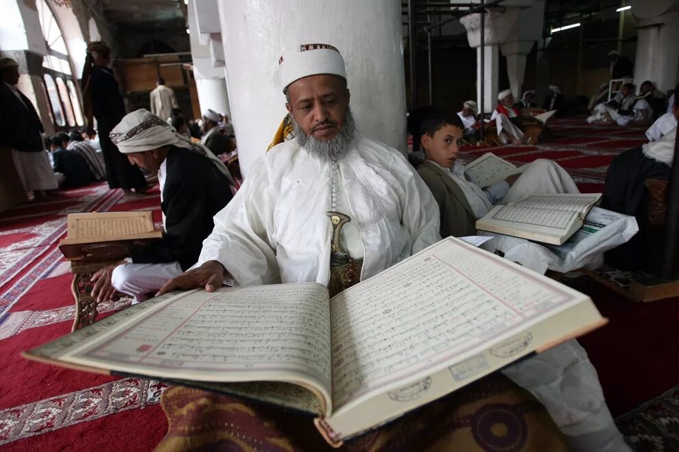 Каран слушает. Коран. Коран шариат. Мусульманские книги.