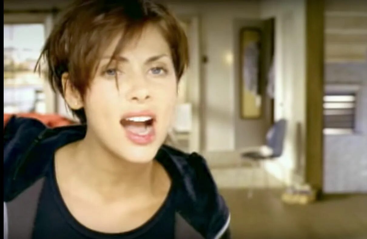 Natalie imbruglia 1997. Натали имбрулья 1997. Натали имбрулья стрижка. Песня torn natalie imbruglia. Натали имбрулья песни.