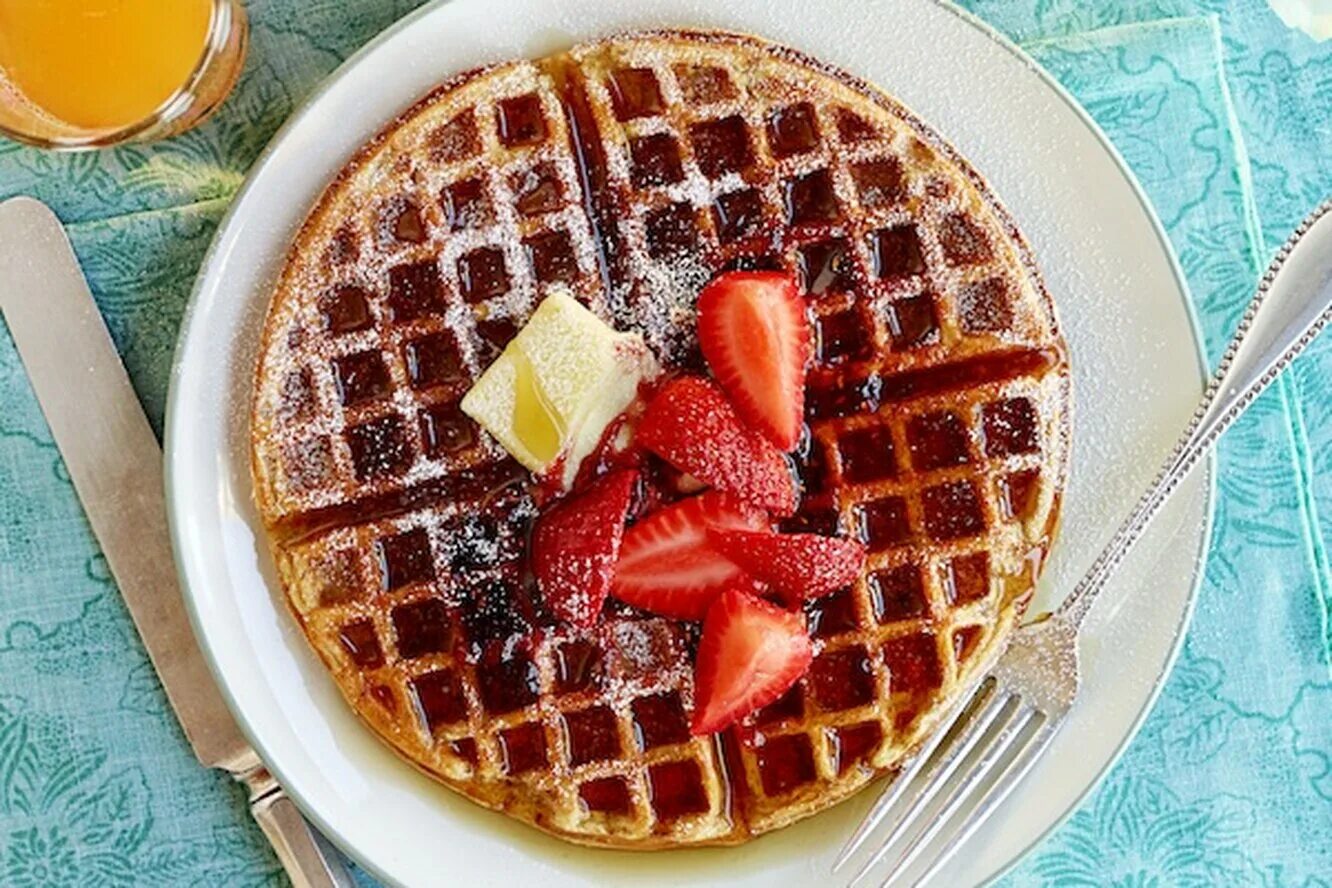 морковные вафли в вафельнице. фон вафля. морковные вафли. вафли из моркови. морковные венские вафли.