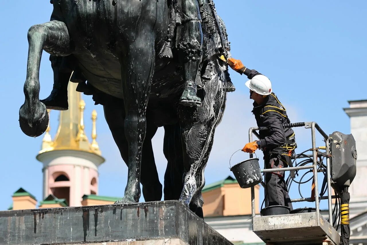 Почему памятник петру 1 стоит в архангельске. Памятник Петру 1 в Москве. Памятник Петру 1 у Михайловского замка. Памятник Петру 1 в Нижнем Новгороде. Памятник Петру первому в Самаре.