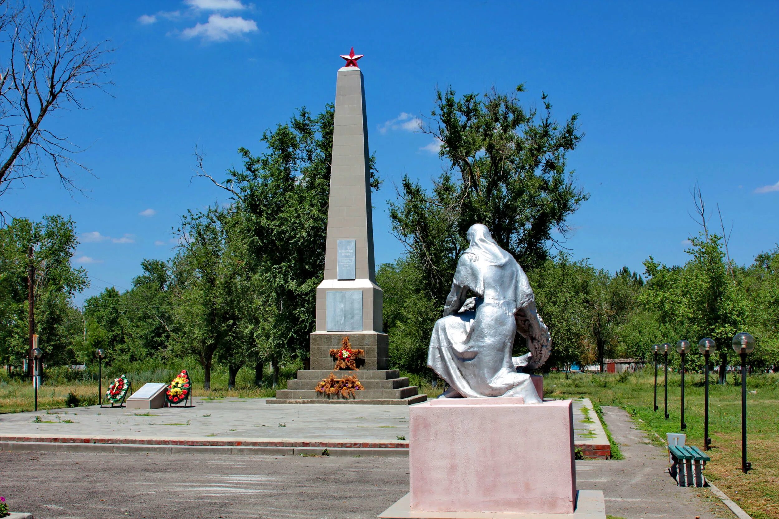 Погода в романовке сальском районе. Памятник село Романовка Сальский район. Памятники Великой Отечественной войны в Сальске. Чапаев село Романовка. Мемориал поклон Сальск.