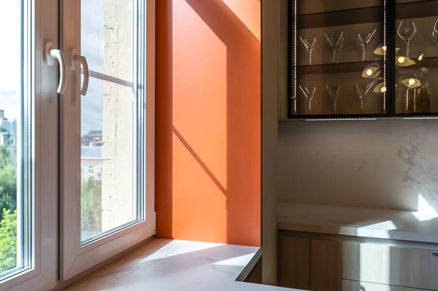 Крашеные откосы окон в интерьере. Цвет оконных откосов. Отделка оконных откосов. Откосы под цвет стен. Деревянные откосы в интерьере.