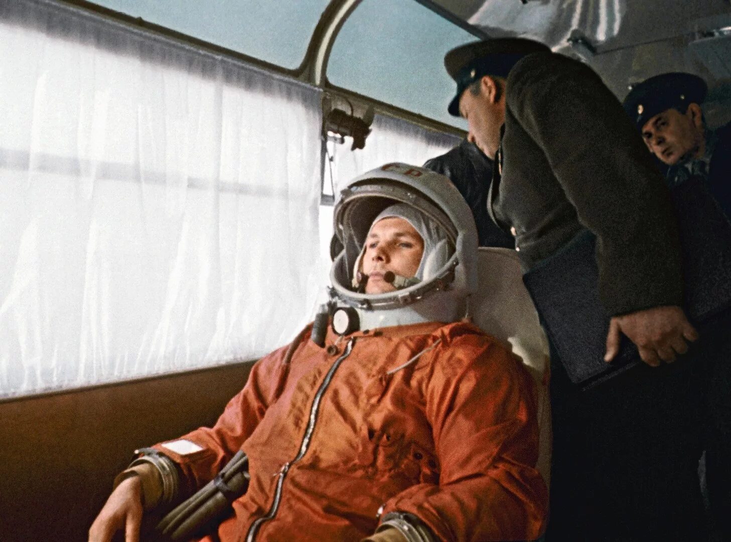 Первый полет гагарина фото. Космонавт 1961 Гагарин. Полёт Юрия Гагарина в космос 1961.