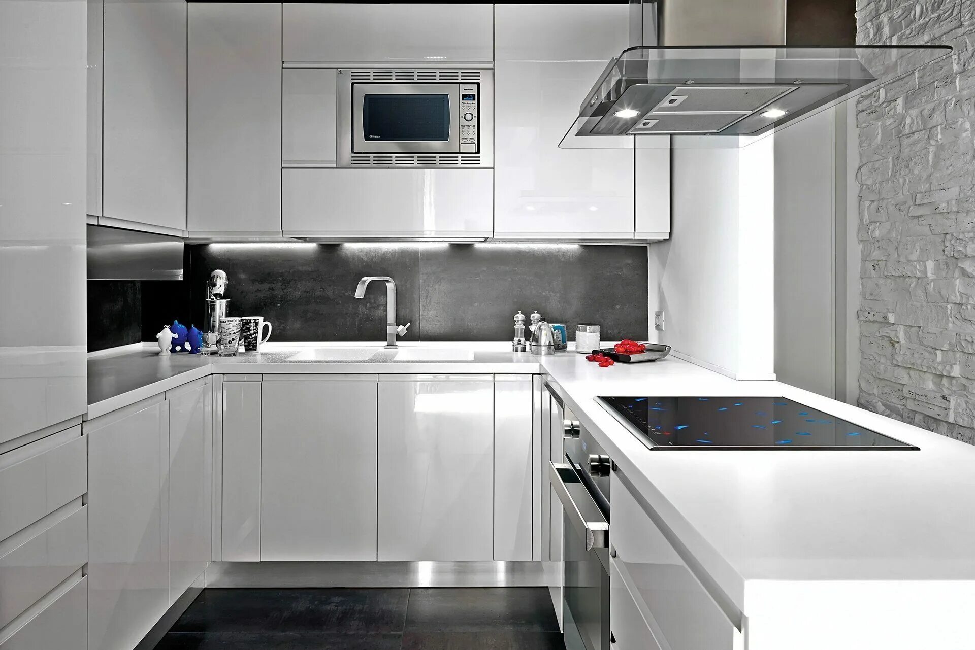 Глянцевая поверхность кухни. Белые кухни. Белая кухня с серой столешницей. П-образная кухня. Дизайнерские кухни угловые белые.