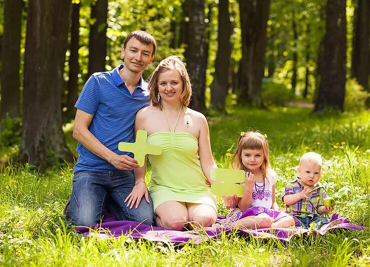 Семейный частный российский. Семейная фотосессия идеи. Семья фотографируется на природе. Фотосессия в лесу летом семьей. Кадры с семейной фотосессии.