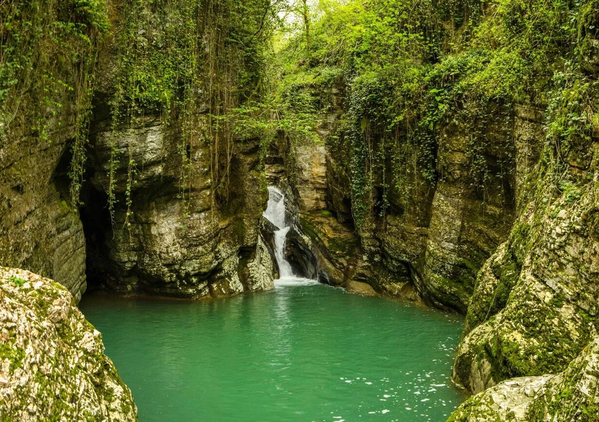 Агурский водопад сочи. Водопад псыдах аше. Голубое озеро рица. Куда можно съездить в сочи. Куда можно съездить в сочи.