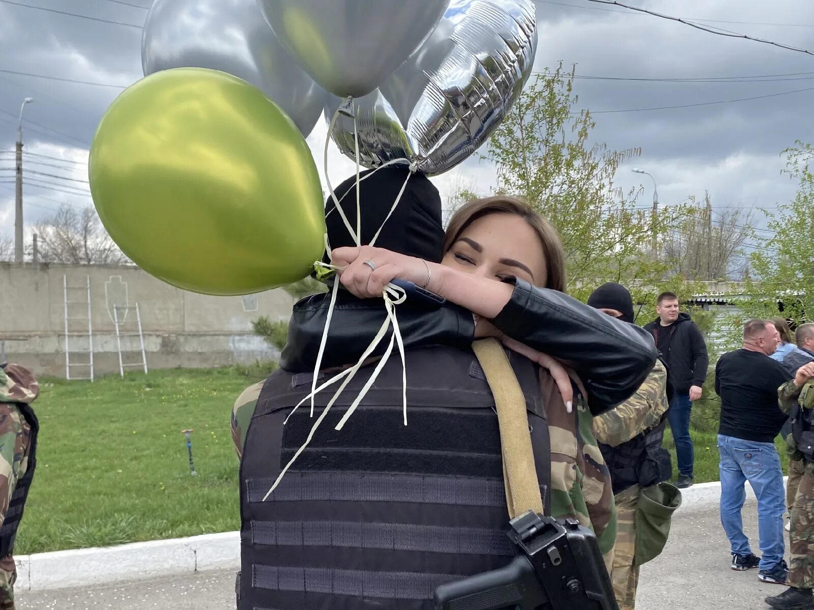 Военные вернулись домой с Украины. Военный возвращается домой. Военные возвращаются с Украины. Военные Волгограда на Украине.