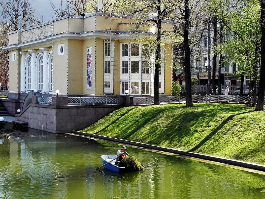 Гулял на патриарших. Патриаршие пруды. Чистые пруды и Патриаршие пруды. Парк Патриаршие пруды Москва. Патрики Патриаршие пруды.