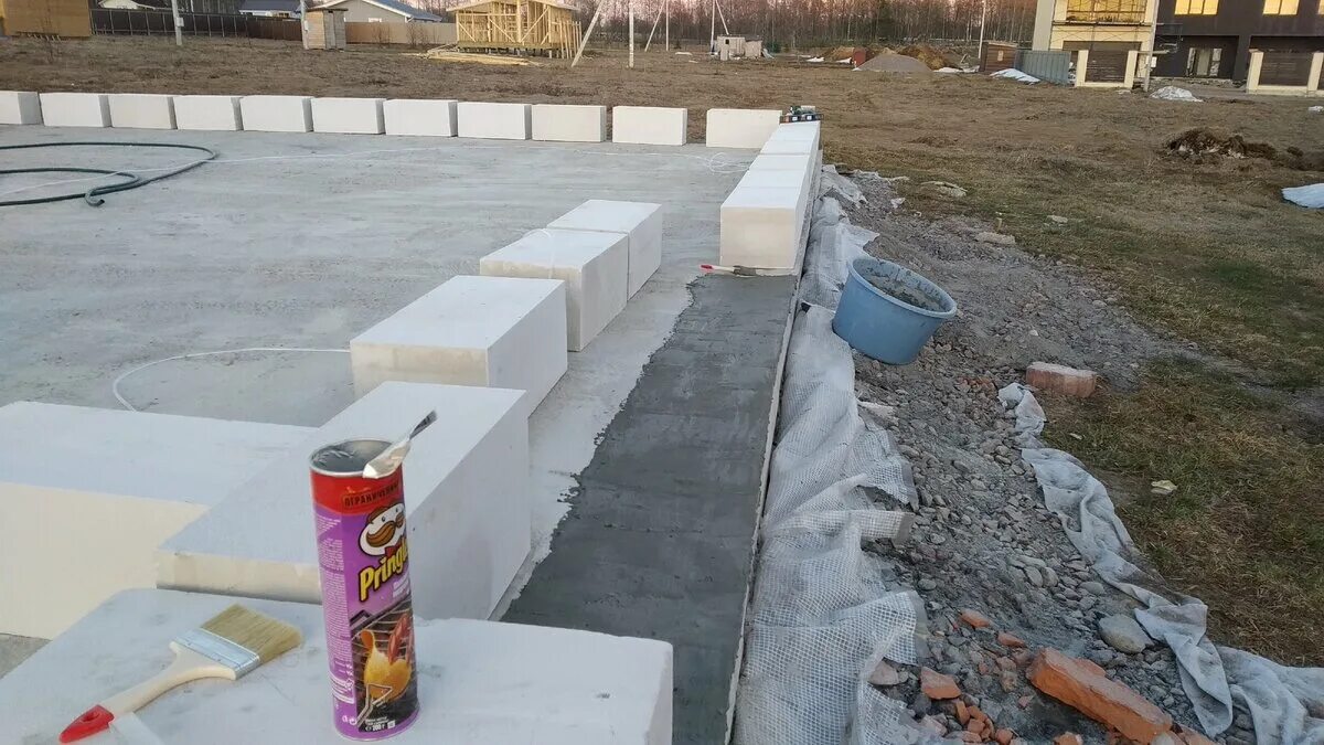 Гидроизоляция газобетонных блоков. Отсечная гидроизоляция фундамента. Гидроизоляция газобетонных блоков. Гидроизоляция газобетона. Горизонтальная отсечная гидроизоляция.
