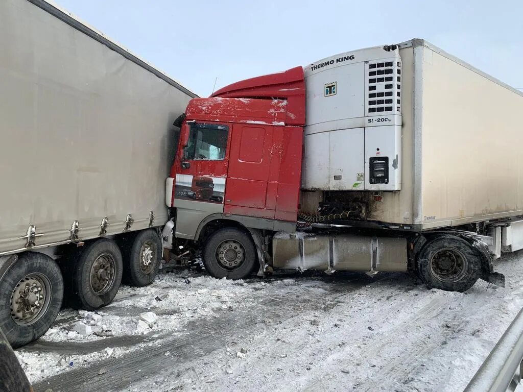 Фура на дороге. Русские фуры. Фура большегруз. Авария на м5 сегодня челябинская