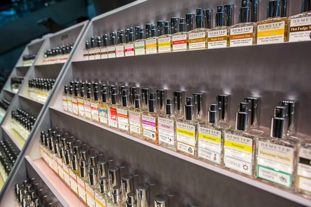 Магазин парфюмерии. S-parfum бутик. Название для магазина духов. Магазин парфюмерии мужской. Парфюмерный магазин.