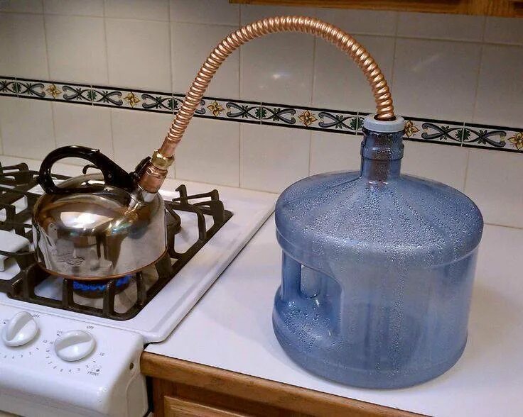 Домашняя вода. Дистиллятор для воды из чайника. Самогонный аппарат из чайника. Самодельный дистиллятор воды. Дистиллированная вода в домашних условиях.