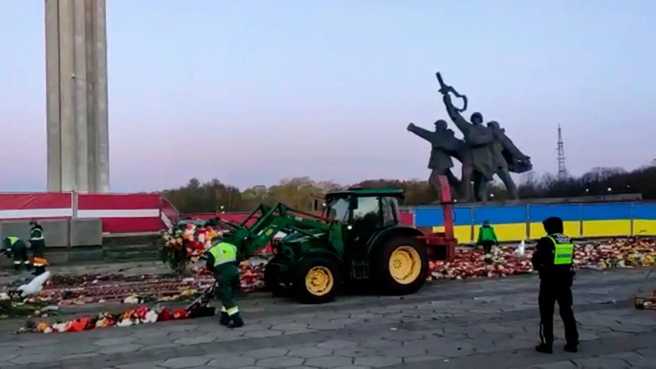 В Риге снесли памятник освободителям. Монумент освободителям Риги. Латвия памятник освободителям. Латвия снос памятника освободителям Риги. В риге запретили нести цветы